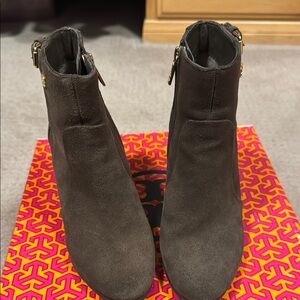 Elegant Gray Ankle Boots Tory Burch